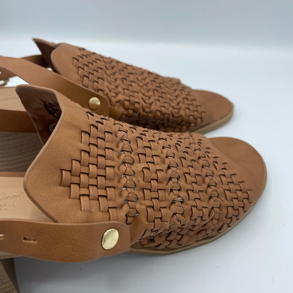 Universal Thread Peeptoe Brown Heels